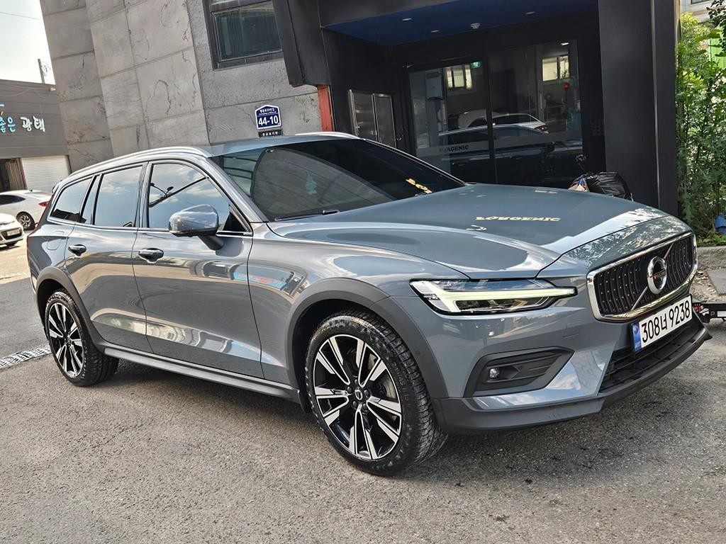 볼보 V60 V60 크로스 컨트리 2세대 2.0 B5 프로 AWD 이미지 2