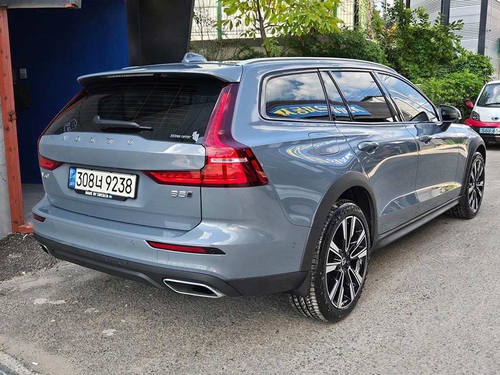 볼보 V60 V60 크로스 컨트리 2세대 2.0 B5 프로 AWD 이미지 3