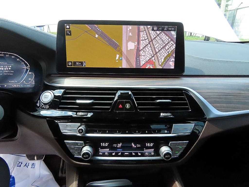 BMW 5시리즈 5시리즈 (G30) 530e M 스포츠 이미지 14