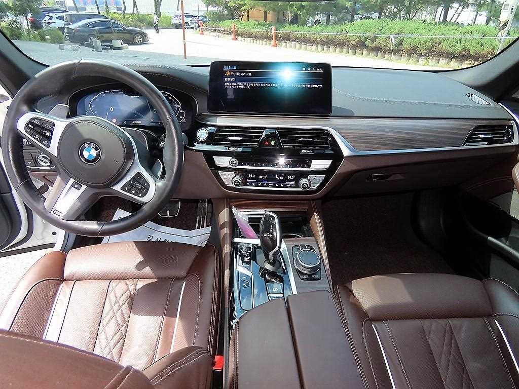 BMW 5시리즈 5시리즈 (G30) 530e M 스포츠 이미지 7