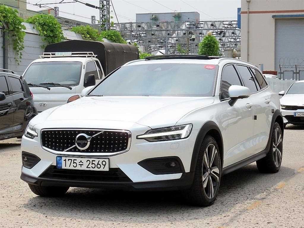 볼보 V60 V60 크로스 컨트리 2세대 2.0 B5 프로 AWD 이미지 1