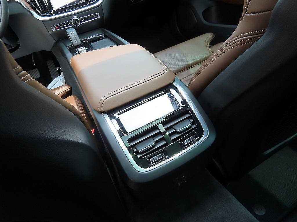 볼보 V60 V60 크로스 컨트리 2세대 2.0 B5 프로 AWD 이미지 16