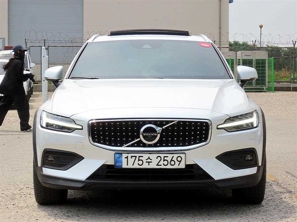 볼보 V60 V60 크로스 컨트리 2세대 2.0 B5 프로 AWD 이미지 2