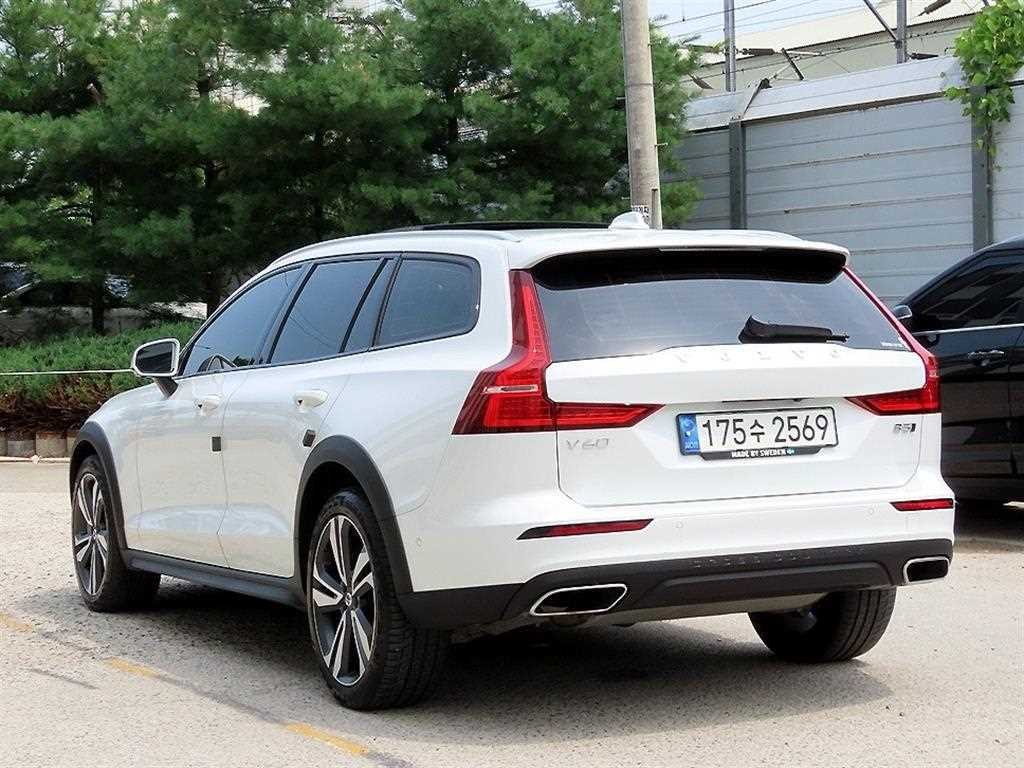 볼보 V60 V60 크로스 컨트리 2세대 2.0 B5 프로 AWD 이미지 3