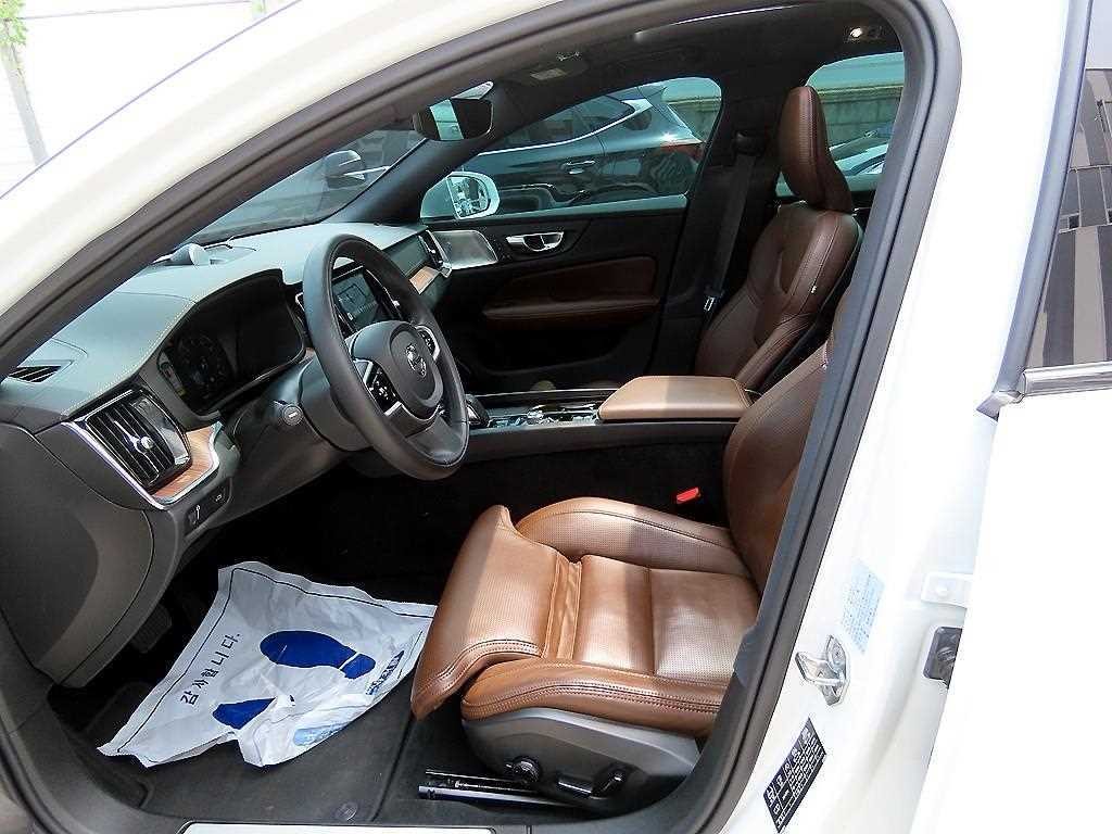볼보 V60 V60 크로스 컨트리 2세대 2.0 B5 프로 AWD 이미지 5