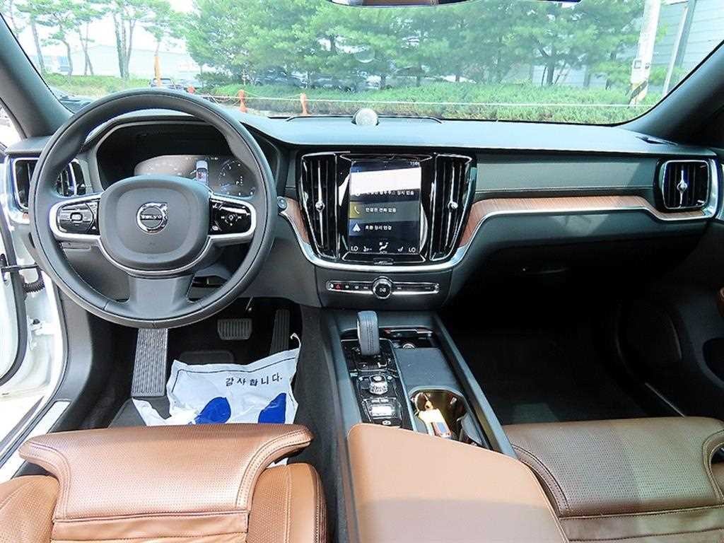 볼보 V60 V60 크로스 컨트리 2세대 2.0 B5 프로 AWD 이미지 7
