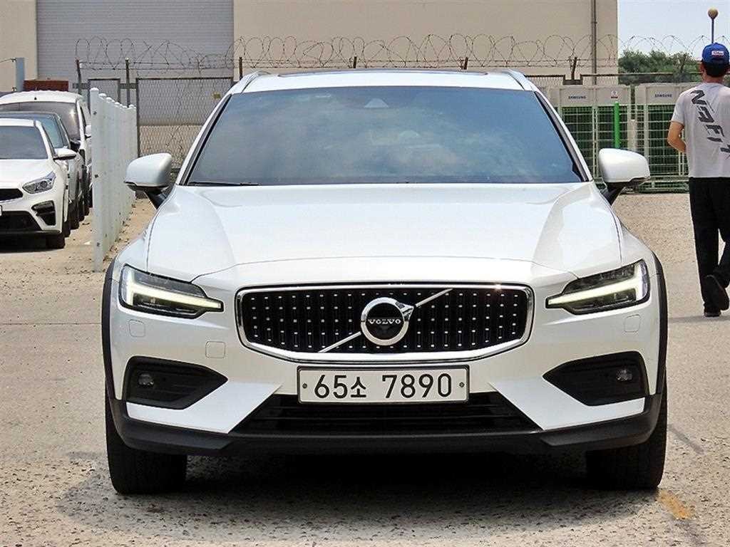 볼보 V60 V60 크로스 컨트리 2세대 2.0 T5 프로 AWD 이미지 1