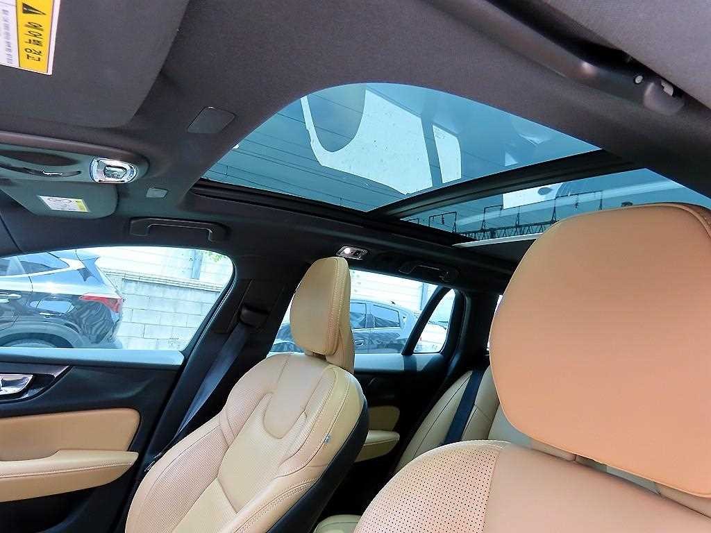 볼보 V60 V60 크로스 컨트리 2세대 2.0 T5 프로 AWD 이미지 14