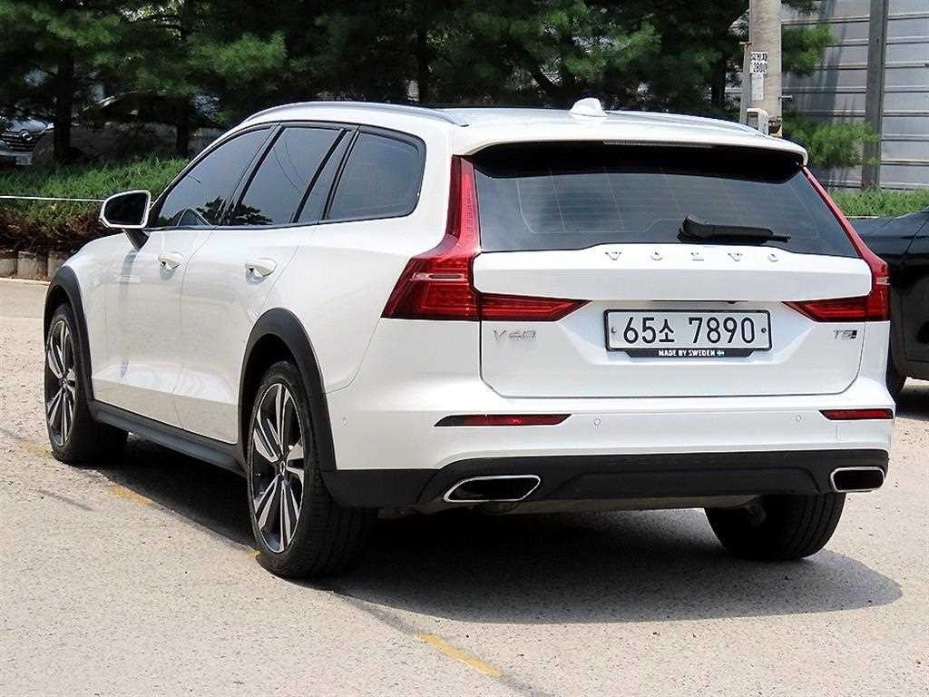 볼보 V60 V60 크로스 컨트리 2세대 2.0 T5 프로 AWD 이미지 3