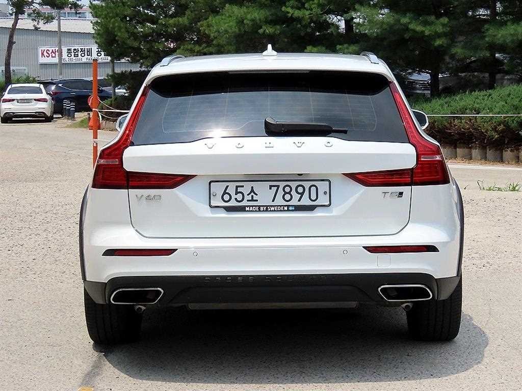볼보 V60 V60 크로스 컨트리 2세대 2.0 T5 프로 AWD 이미지 4