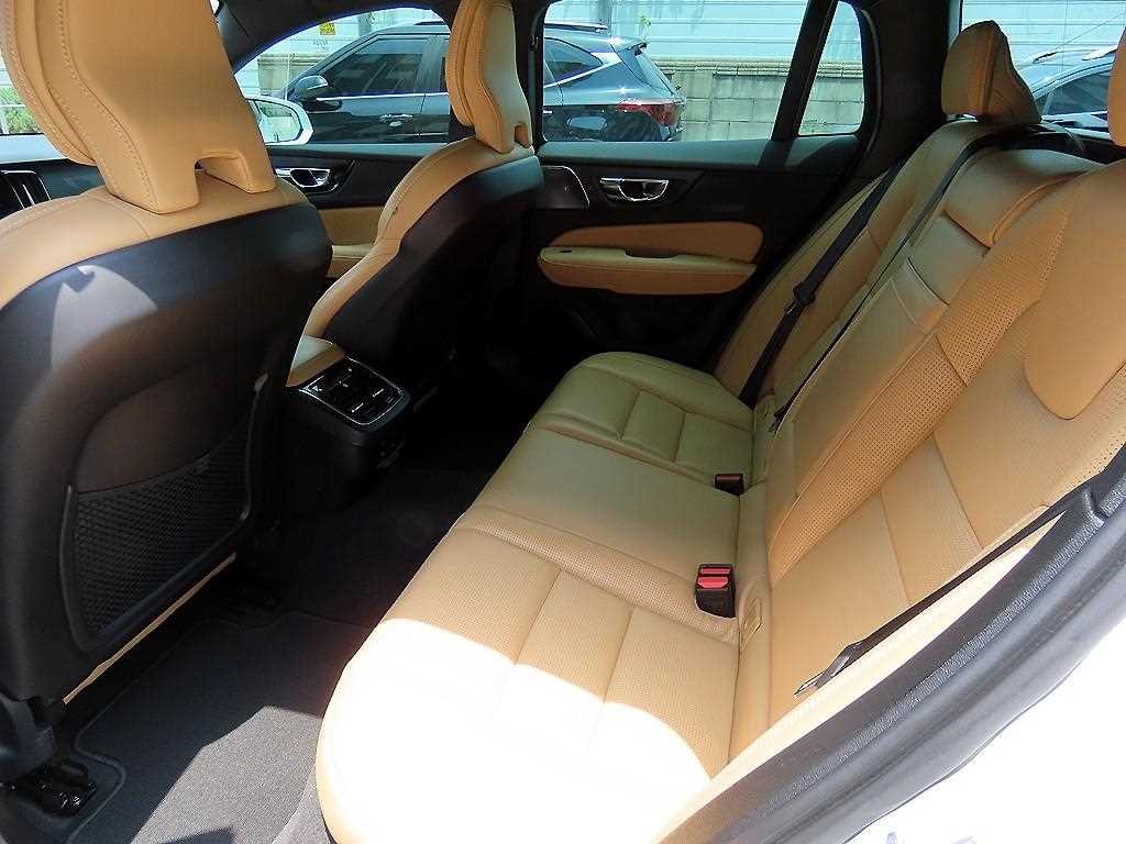 볼보 V60 V60 크로스 컨트리 2세대 2.0 T5 프로 AWD 이미지 6