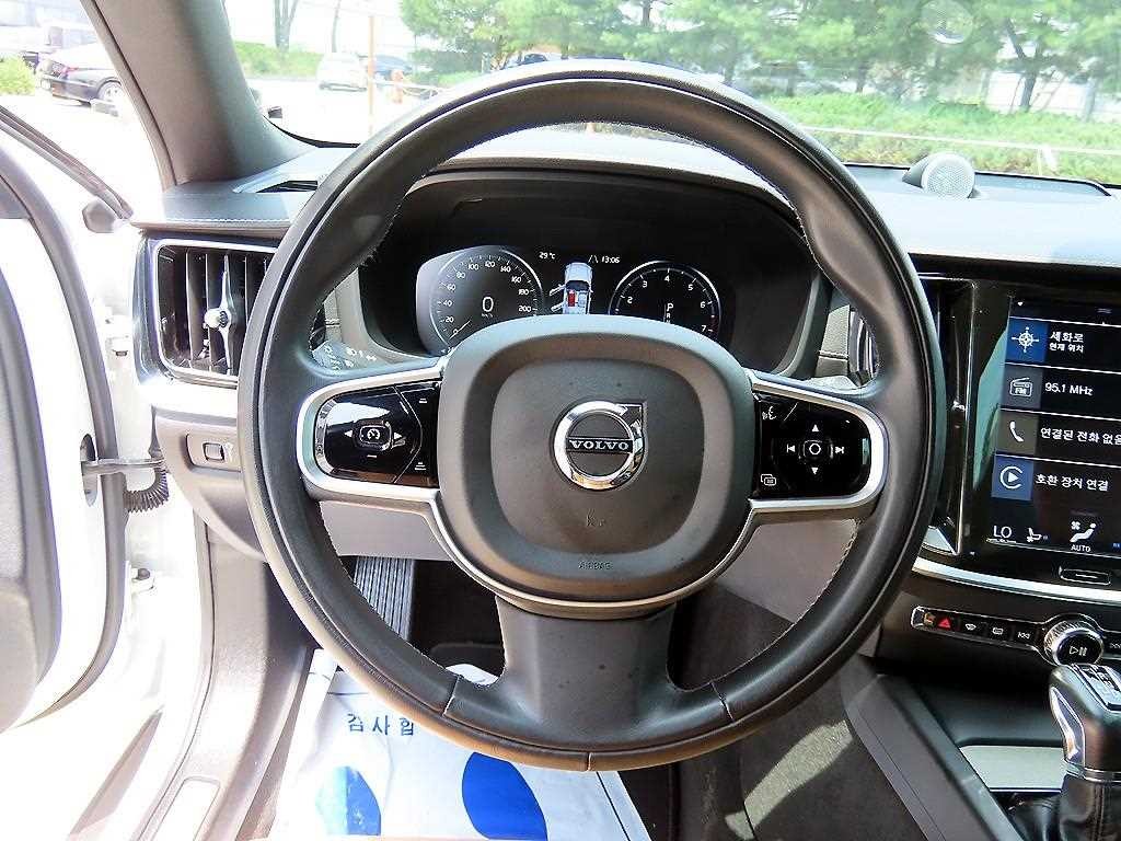 볼보 V60 V60 크로스 컨트리 2세대 2.0 T5 프로 AWD 이미지 8