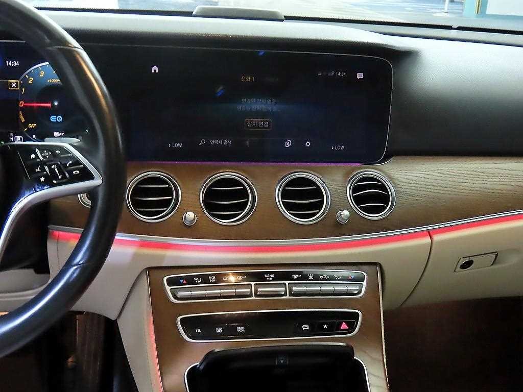 벤츠 E 클래스 E-클래스 W213 E300e 4MATIC 익스클루시브 이미지 11