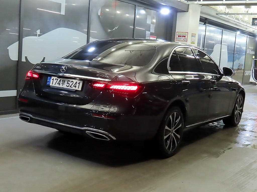 벤츠 E 클래스 E-클래스 W213 E300e 4MATIC 익스클루시브 이미지 4