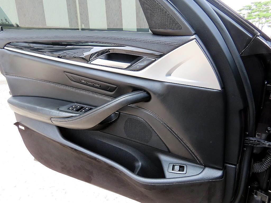 BMW 5시리즈 5시리즈 (G30) 520d xDrive M 스포츠 플러스 이미지 12