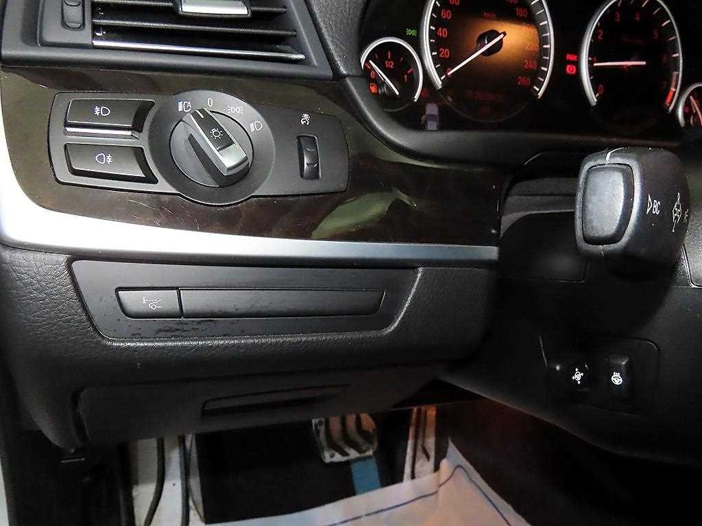BMW 5시리즈 5시리즈 (F10) 528i 이미지 13