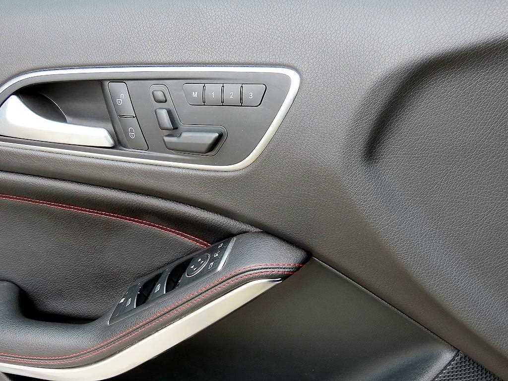 벤츠 GLA 클래스 GLA클래스 X156 GLA45 AMG 4MATIC 이미지 11