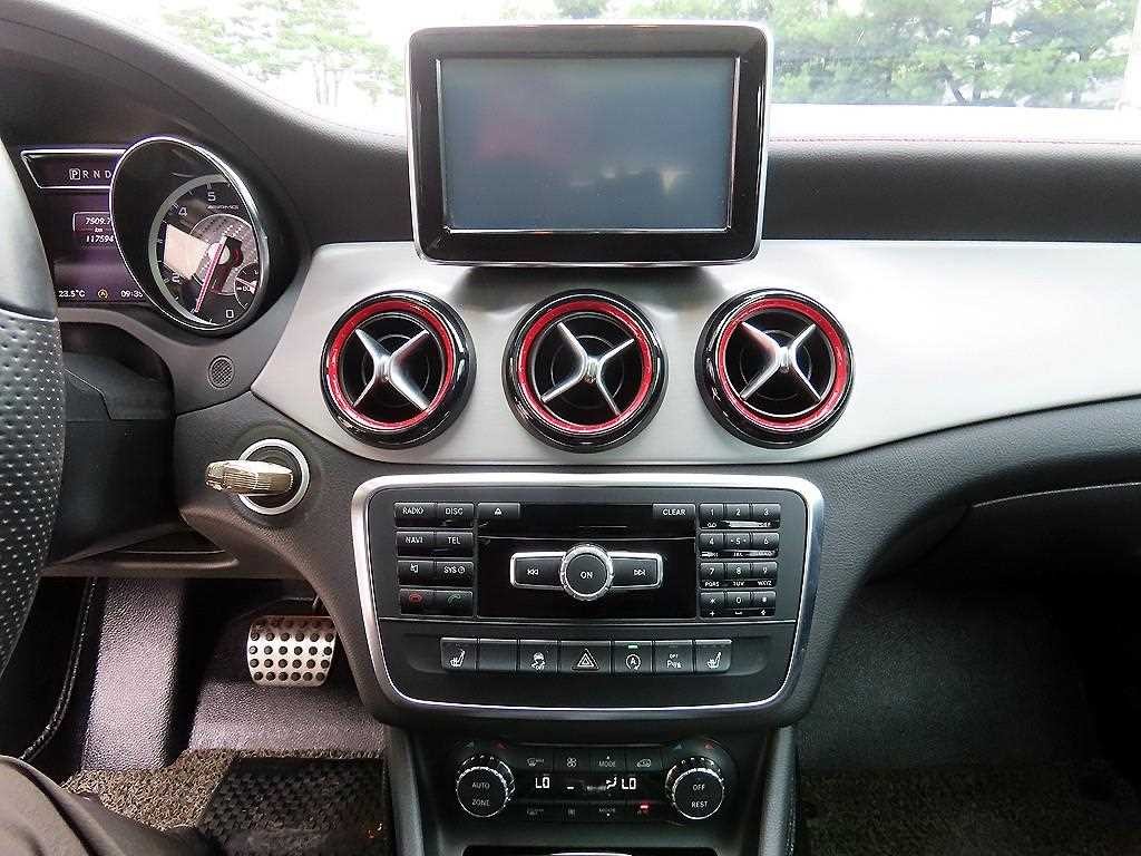 벤츠 GLA 클래스 GLA클래스 X156 GLA45 AMG 4MATIC 이미지 13