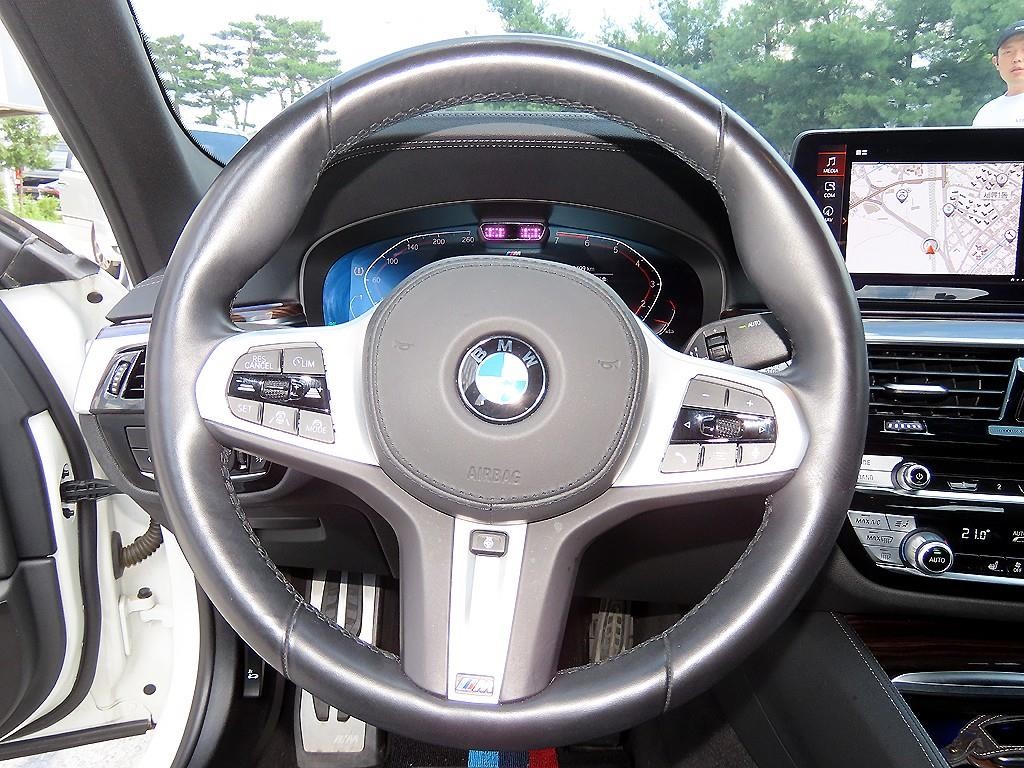 BMW 5시리즈 5시리즈 (G30) 520i M 스포츠 이미지 8