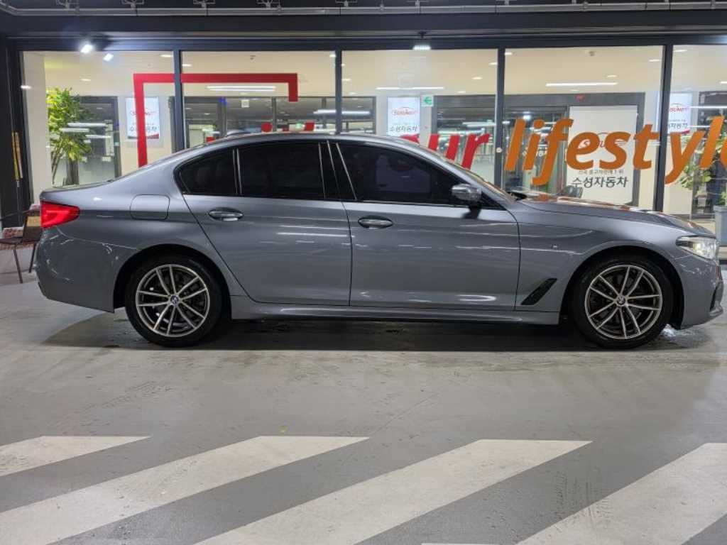 BMW 5시리즈 5시리즈 (G30) 520d xDrive M 스포츠 플러스 이미지 3