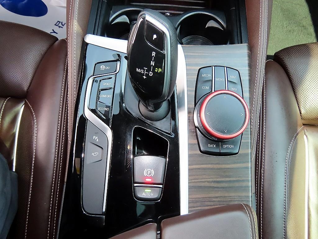 BMW 5시리즈 5시리즈 (G30) 530i xDrive M 스포츠 플러스 이미지 11