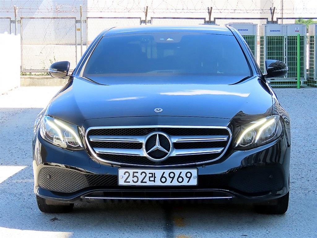 벤츠 E 클래스 E-클래스 W213 E300 아방가르드 이미지 1