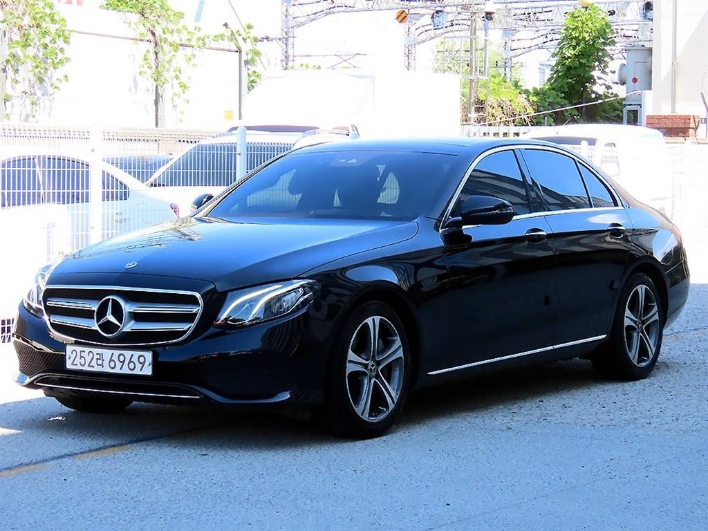 벤츠 E 클래스 E-클래스 W213 E300 아방가르드 이미지 2
