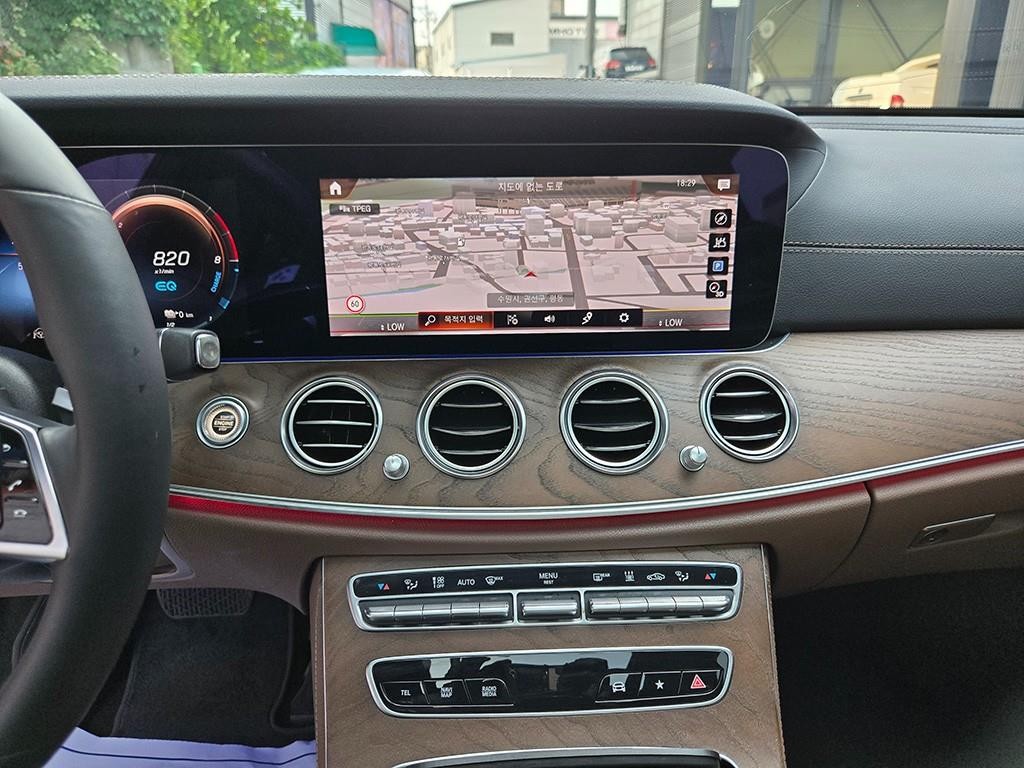 벤츠 E 클래스 E-클래스 W213 E300e 4MATIC 익스클루시브 이미지 10