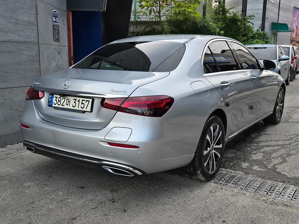 벤츠 E 클래스 E-클래스 W213 E300e 4MATIC 익스클루시브 이미지 3