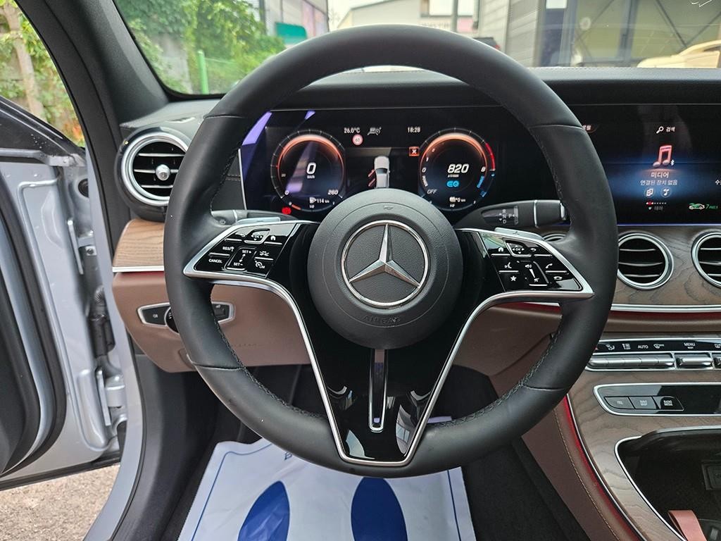 벤츠 E 클래스 E-클래스 W213 E300e 4MATIC 익스클루시브 이미지 7