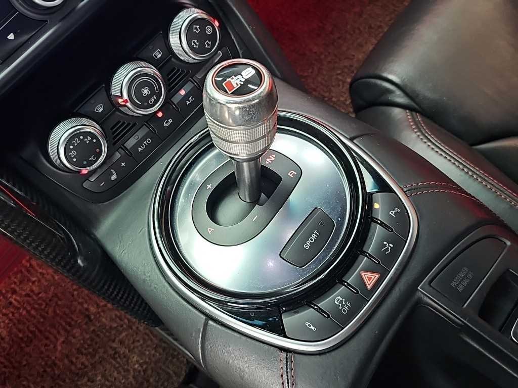 아우디 R8 5.2 V10 쿠페 이미지 7