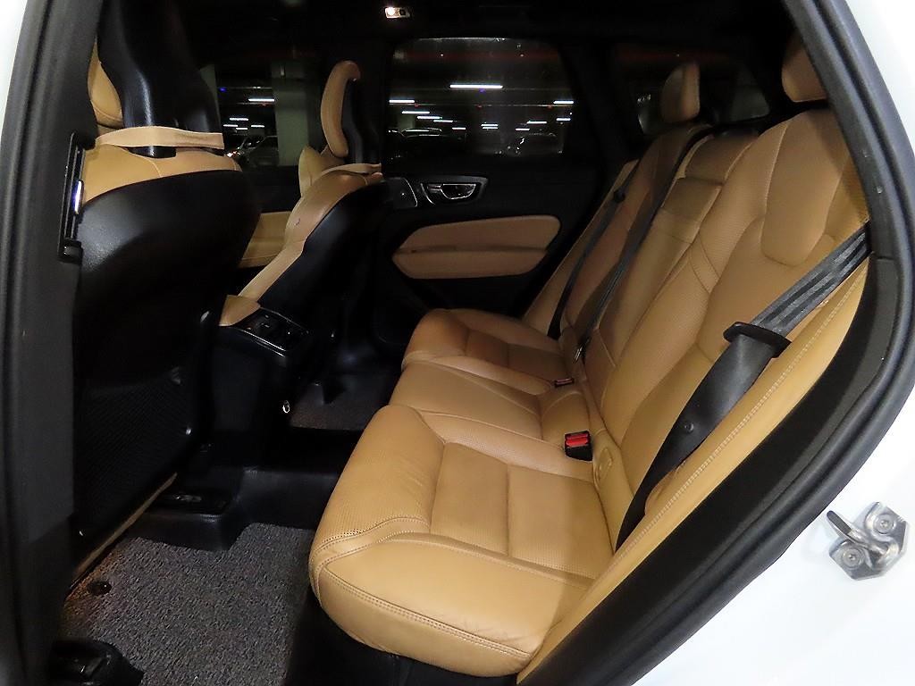 볼보 XC60 XC60(2세대) D4 AWD 인스크립션 이미지 7