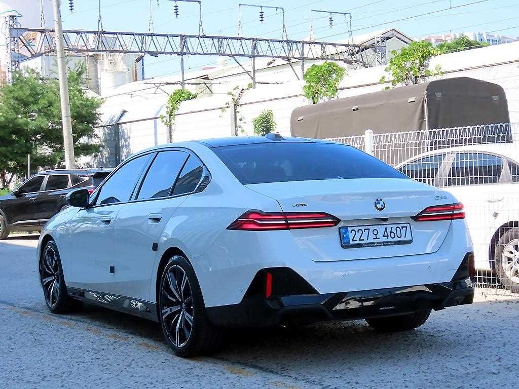 BMW 5시리즈 5시리즈 (G60) 530i xDrive M 스포츠 이미지 3