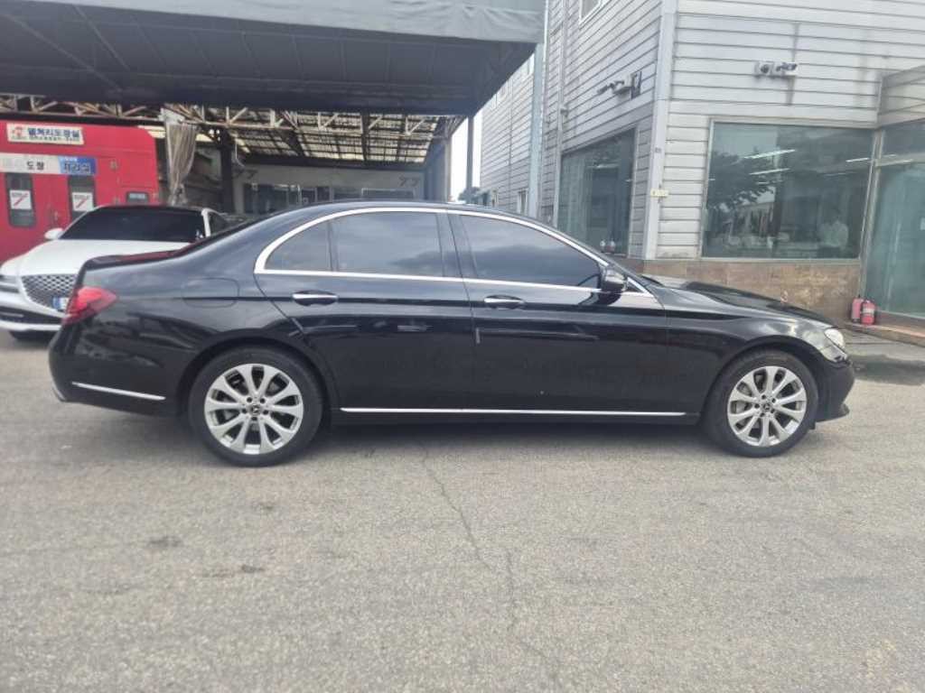 벤츠 E 클래스 E-클래스 W213 E300 4MATIC 익스클루시브 이미지 5