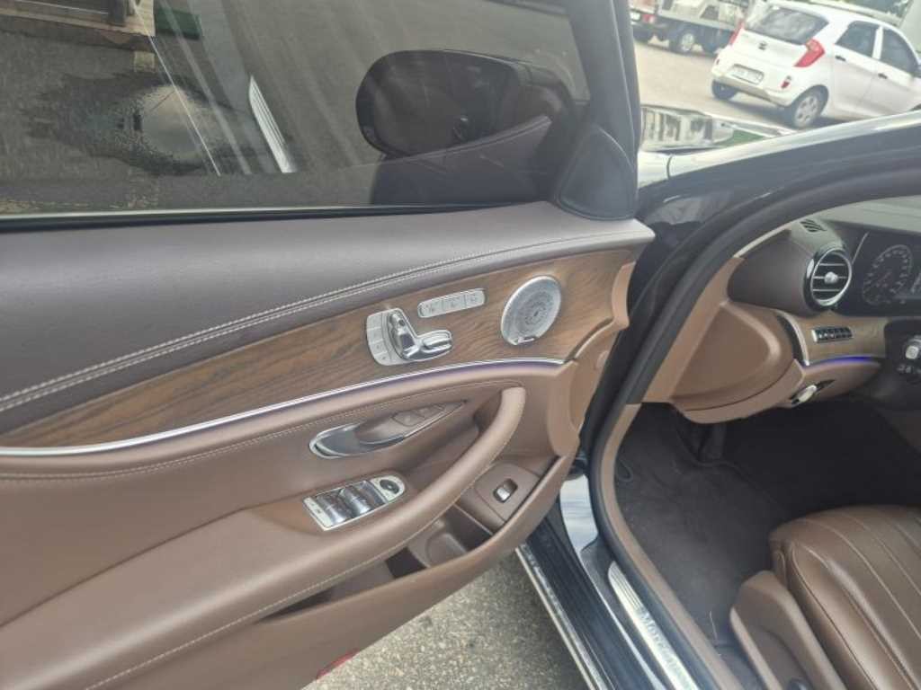 벤츠 E 클래스 E-클래스 W213 E300 4MATIC 익스클루시브 이미지 9