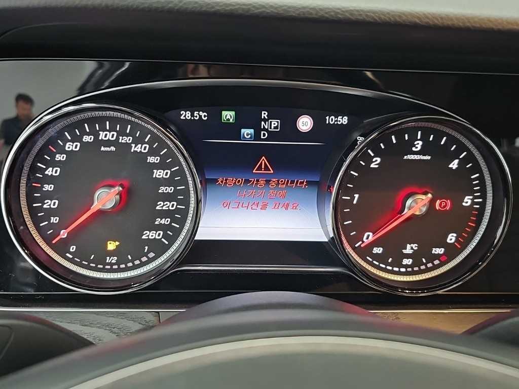 벤츠 E 클래스 E-클래스 W213 E220d 아방가르드 이미지 6