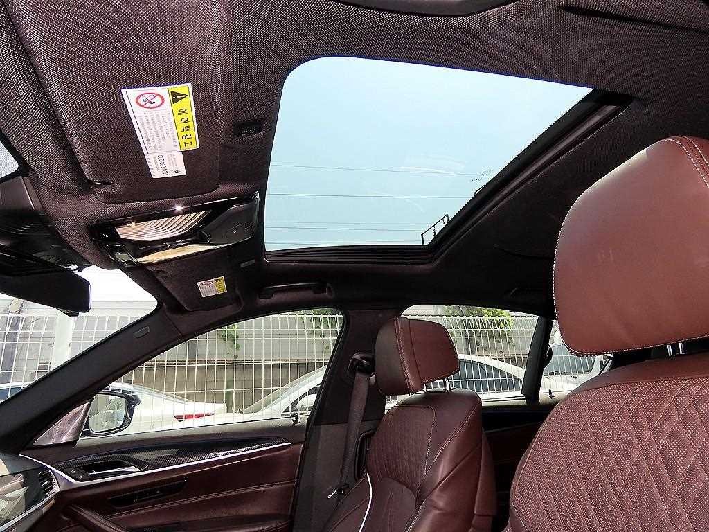 BMW 5시리즈 5시리즈 (G30) 530i xDrive M 스포츠 플러스 이미지 17