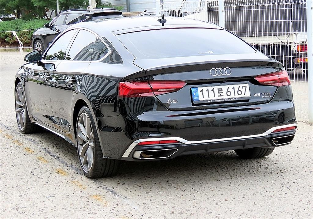 아우디 A5 A5 (F5) 45 TFSI 콰트로 프리미엄 스포트백 이미지 3