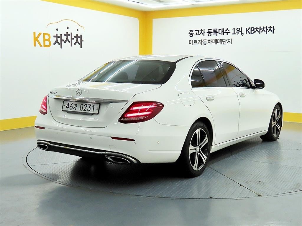 벤츠 E 클래스 E-클래스 W213 E220d 아방가르드 이미지 4