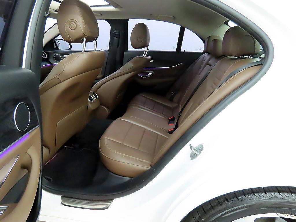 벤츠 E 클래스 E-클래스 W213 E220d 아방가르드 이미지 6