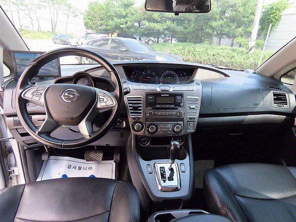 KG모빌리티(쌍용) 코란도 코란도투리스모 2WD LT 11인승 이미지 8