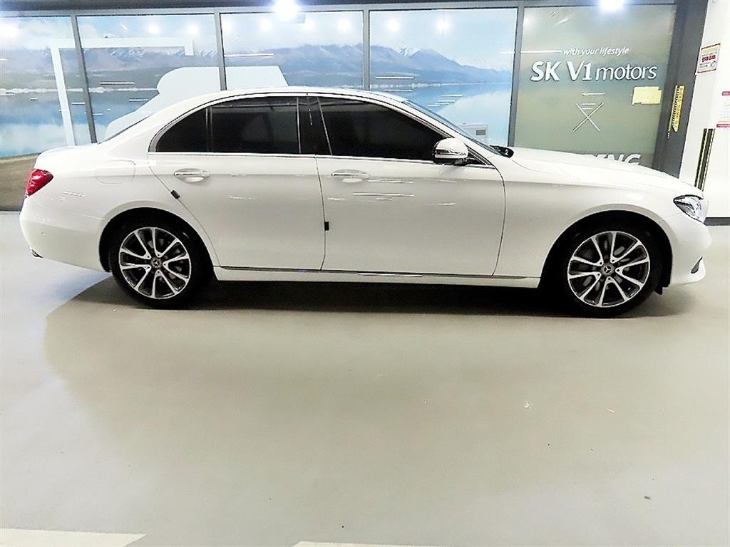 벤츠 E 클래스 E-클래스 W213 E300 4MATIC 아방가르드 이미지 3
