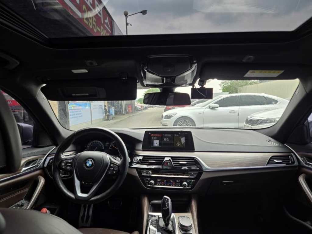BMW 5시리즈 5시리즈 (G30) 520d xDrive M 스포츠 플러스 이미지 10
