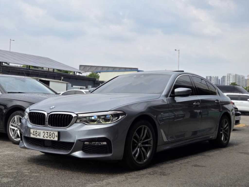 BMW 5시리즈 5시리즈 (G30) 520d xDrive M 스포츠 플러스 이미지 2