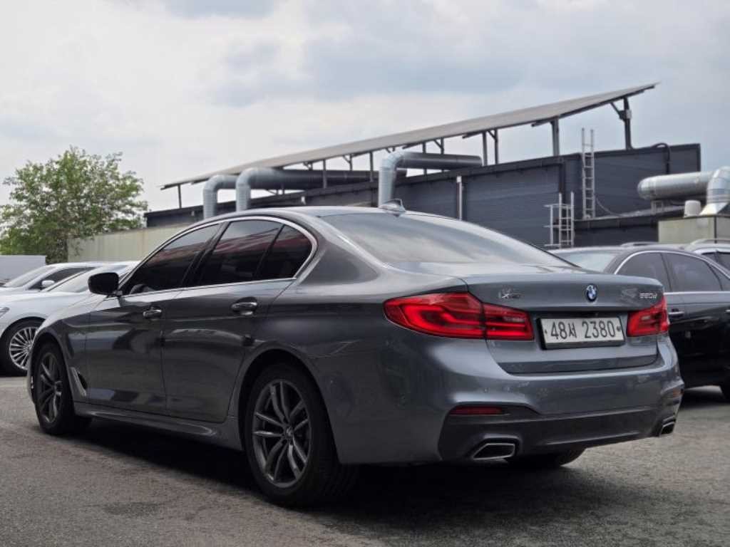 BMW 5시리즈 5시리즈 (G30) 520d xDrive M 스포츠 플러스 이미지 3