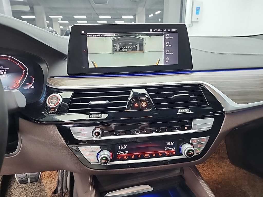 BMW 5시리즈 5시리즈 (G30) 520d M 스포츠 플러스 이미지 10