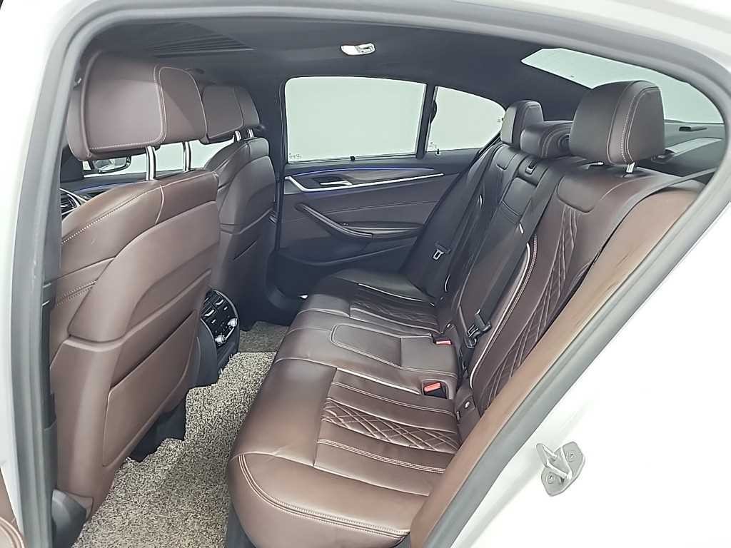 BMW 5시리즈 5시리즈 (G30) 520d M 스포츠 플러스 이미지 12