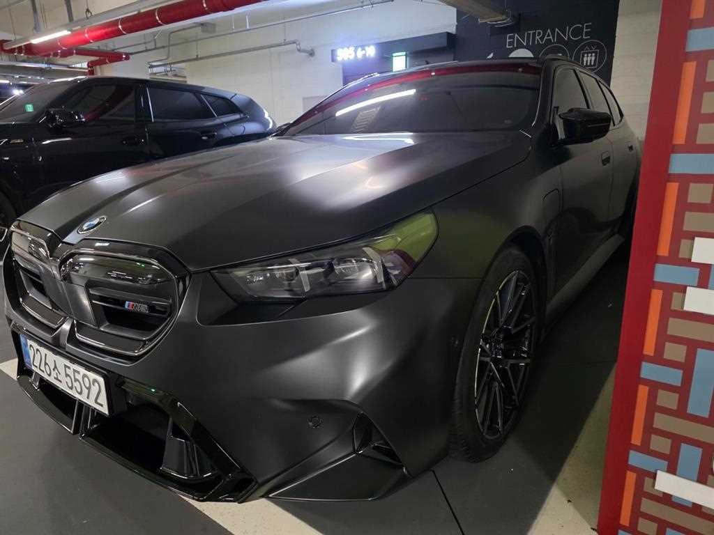 BMW 5시리즈 M5 7세대 4.4 투어링 이미지 2