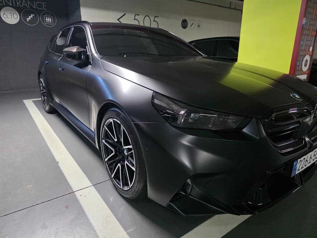 BMW 5시리즈 M5 7세대 4.4 투어링 이미지 3