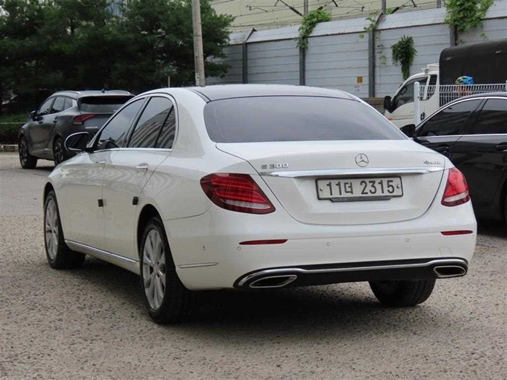 벤츠 E 클래스 E-클래스 W213 E300 4MATIC 익스클루시브 이미지 3